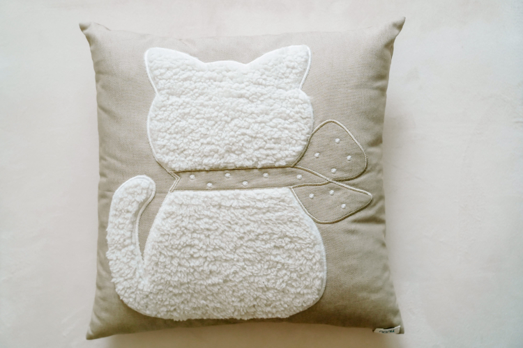 Nakışlı Bej Kitty Pillow